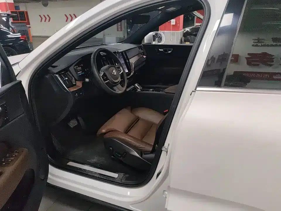 2022 Volvo XC60 B5 AWD Inscription Luxury Edition — миниатюра 3
