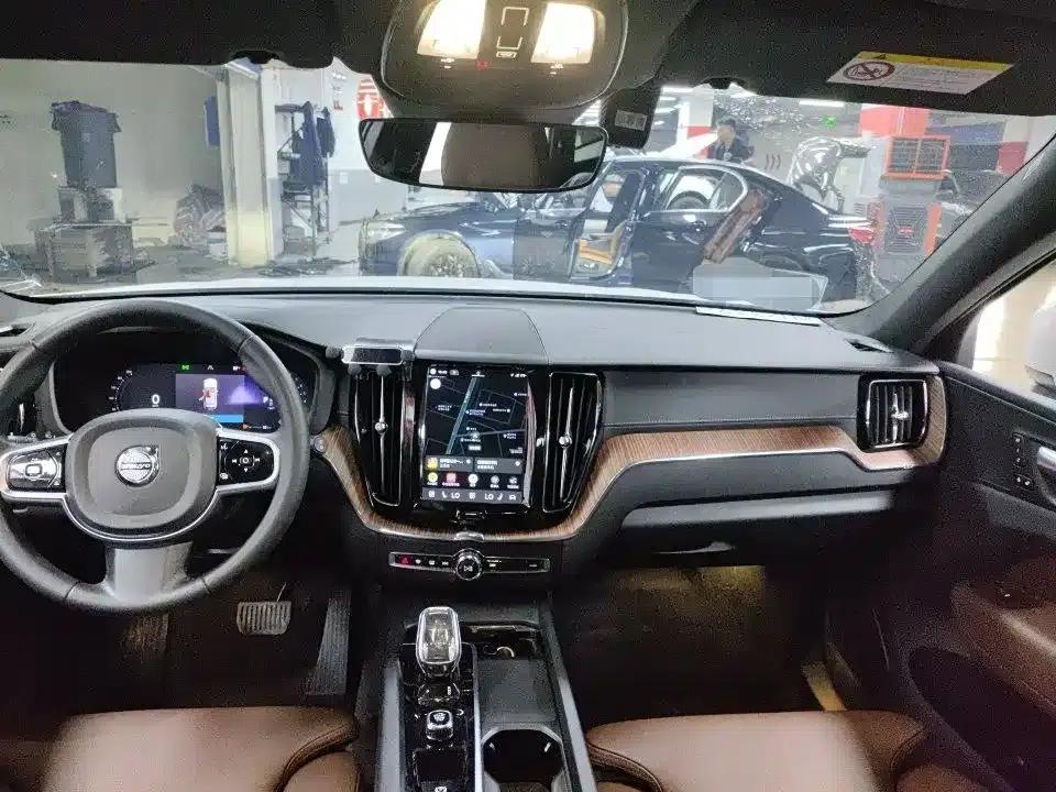 2022 Volvo XC60 B5 AWD Inscription Luxury Edition — миниатюра 5