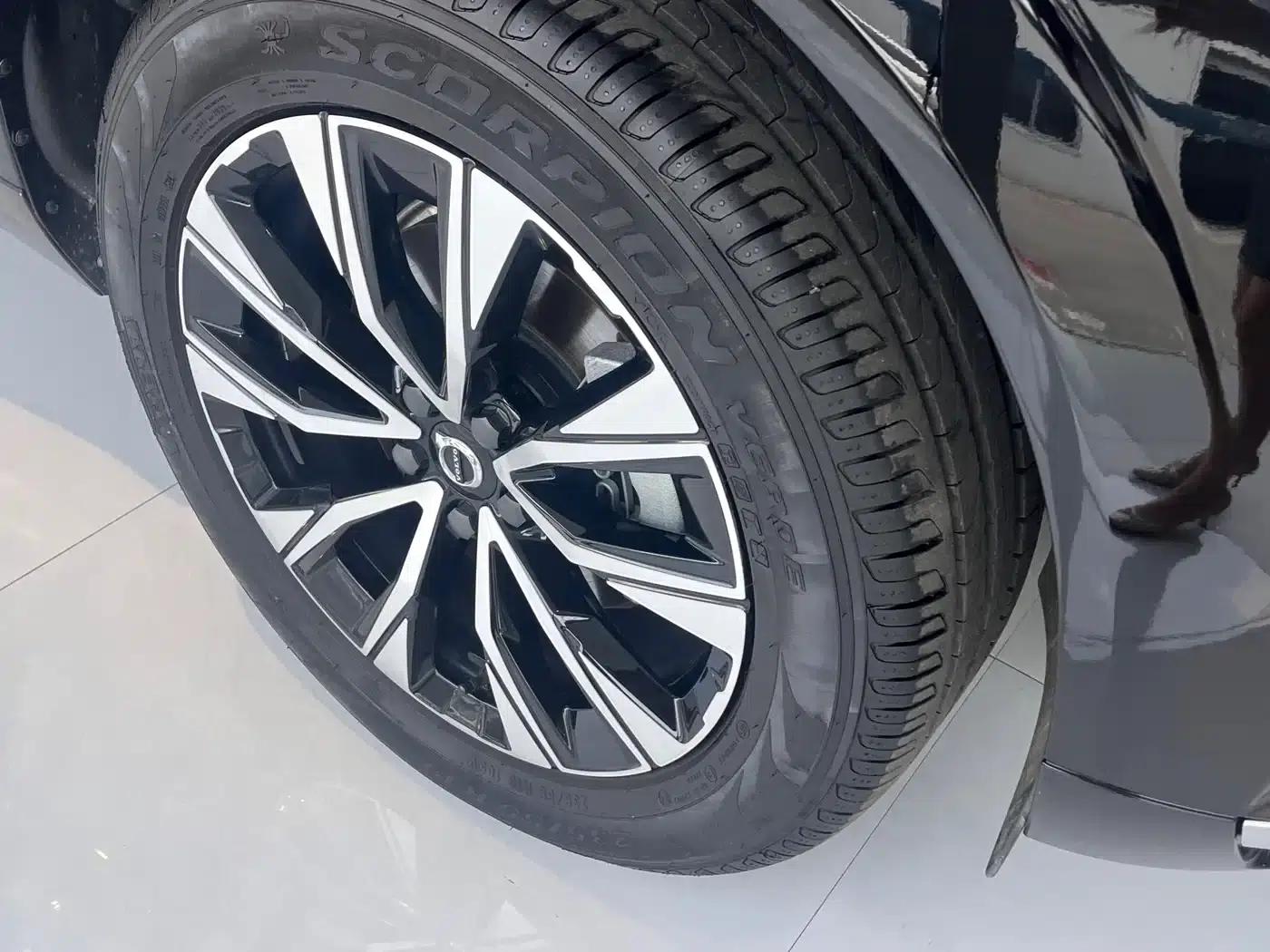 2024 Volvo XC60 B5 AWD Inscription Luxury Edition — миниатюра 4