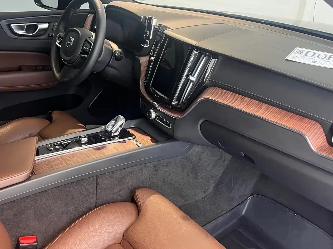 2024 Volvo XC60 B5 AWD Inscription Luxury Edition — миниатюра 5