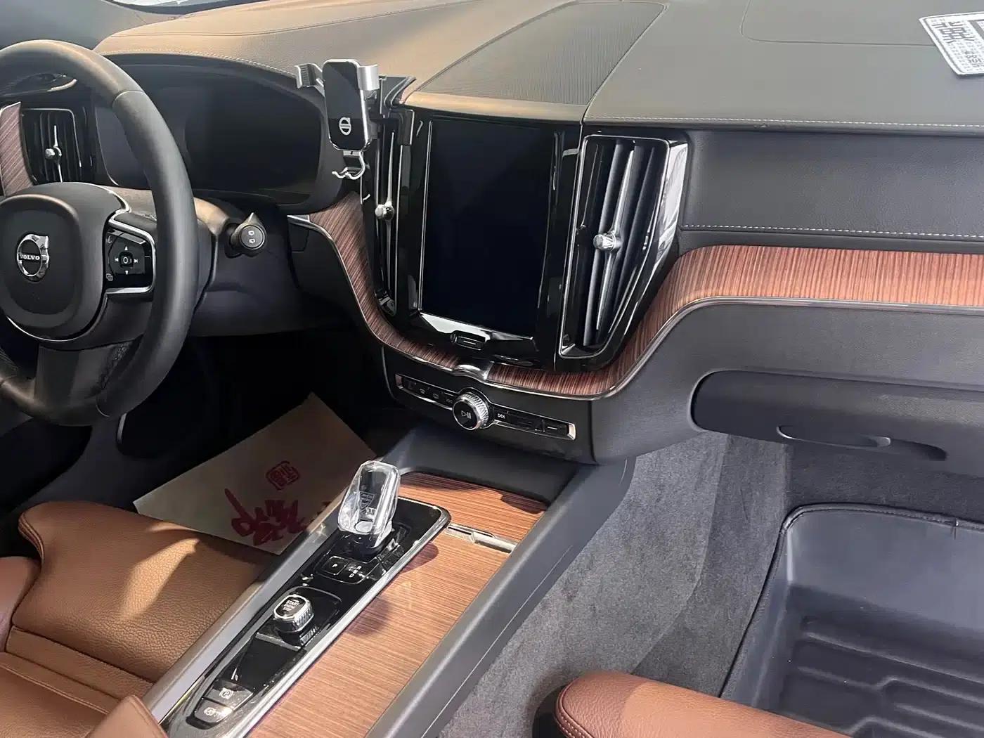 2024 Volvo XC60 B5 AWD Inscription Luxury Edition — миниатюра 6