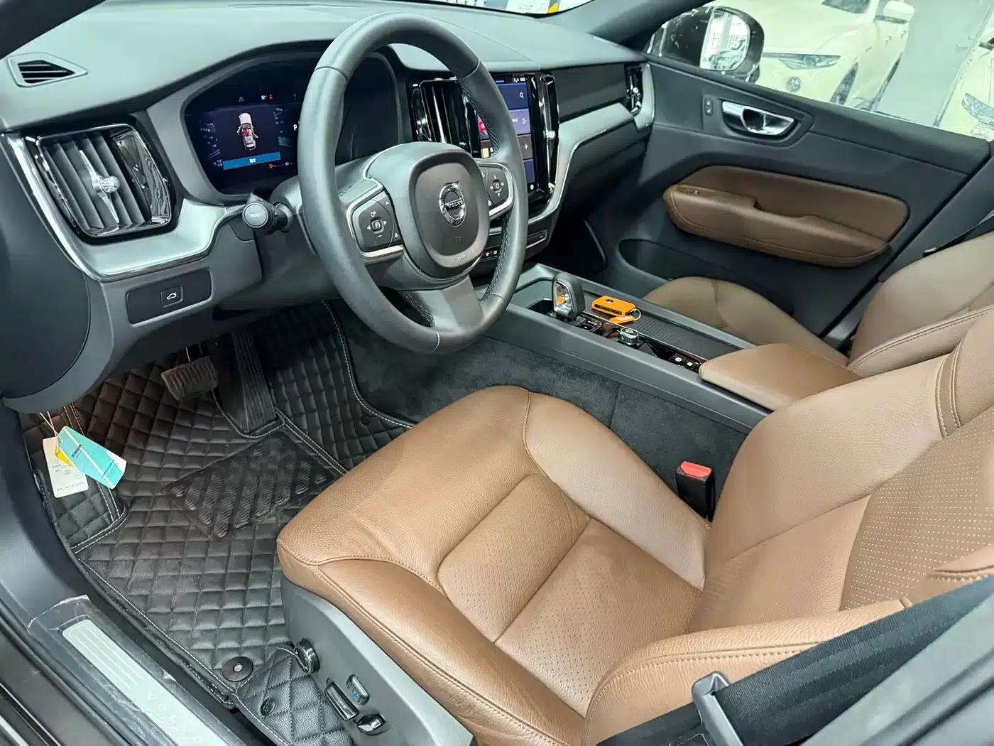 2025 Volvo XC60 B5 AWD Inscription Luxury Edition — миниатюра 3