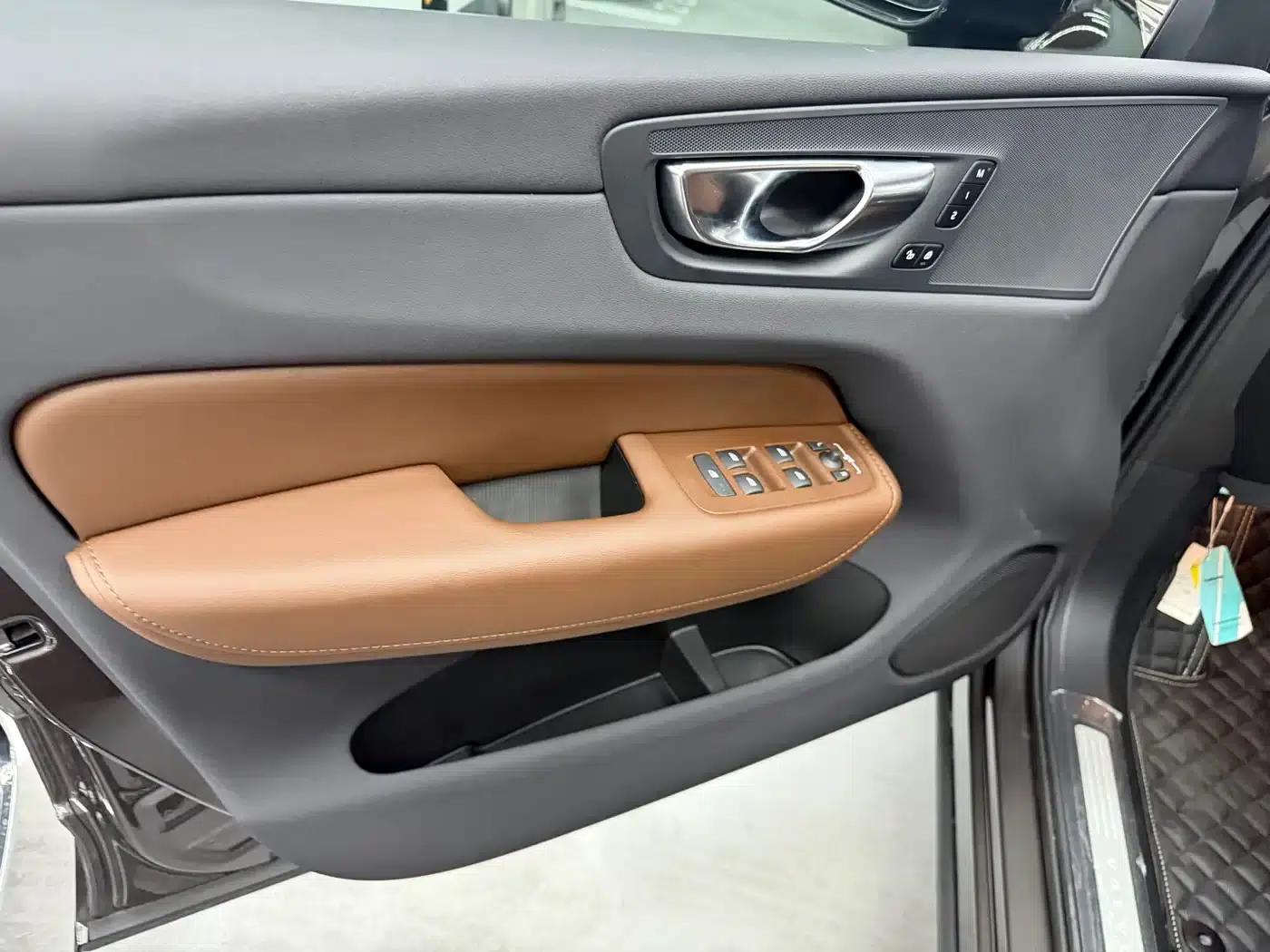 2025 Volvo XC60 B5 AWD Inscription Luxury Edition — миниатюра 4