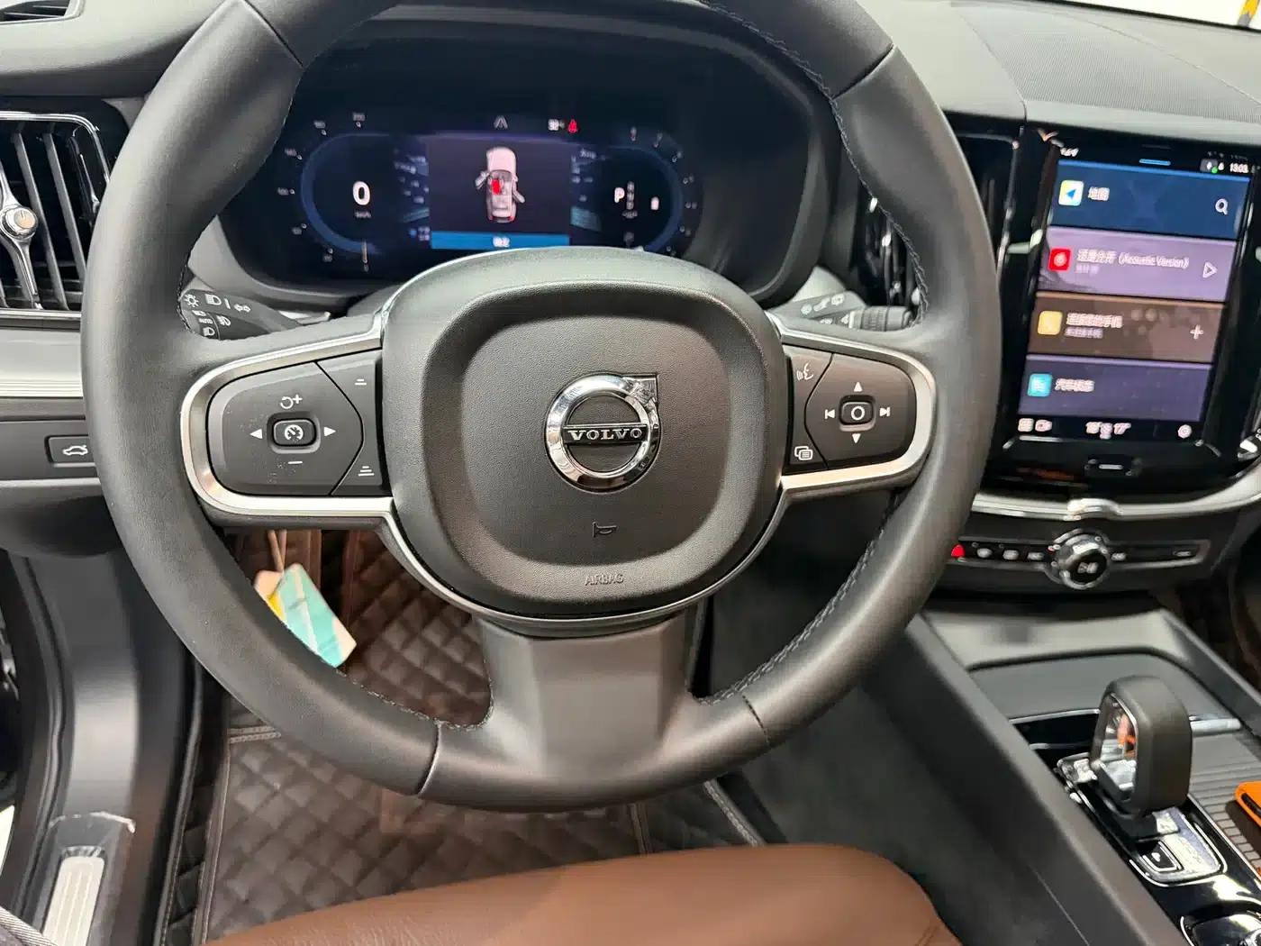 2025 Volvo XC60 B5 AWD Inscription Luxury Edition — миниатюра 5
