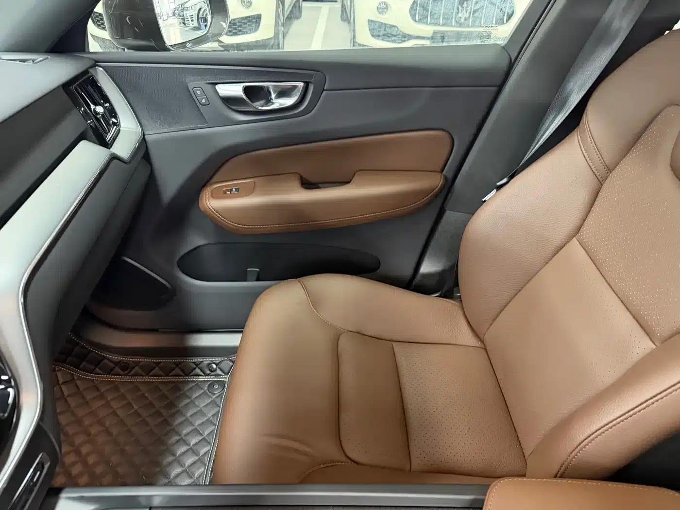 2025 Volvo XC60 B5 AWD Inscription Luxury Edition — миниатюра 7