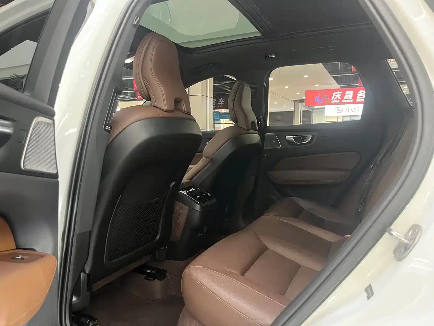 2023 Volvo XC60 B5 AWD Inscription Luxury Edition — миниатюра 4