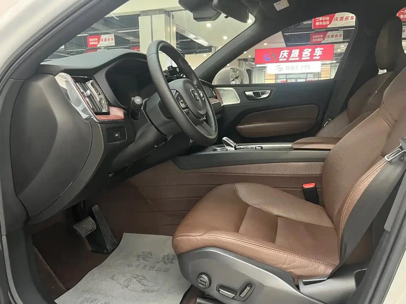 2023 Volvo XC60 B5 AWD Inscription Luxury Edition — миниатюра 5