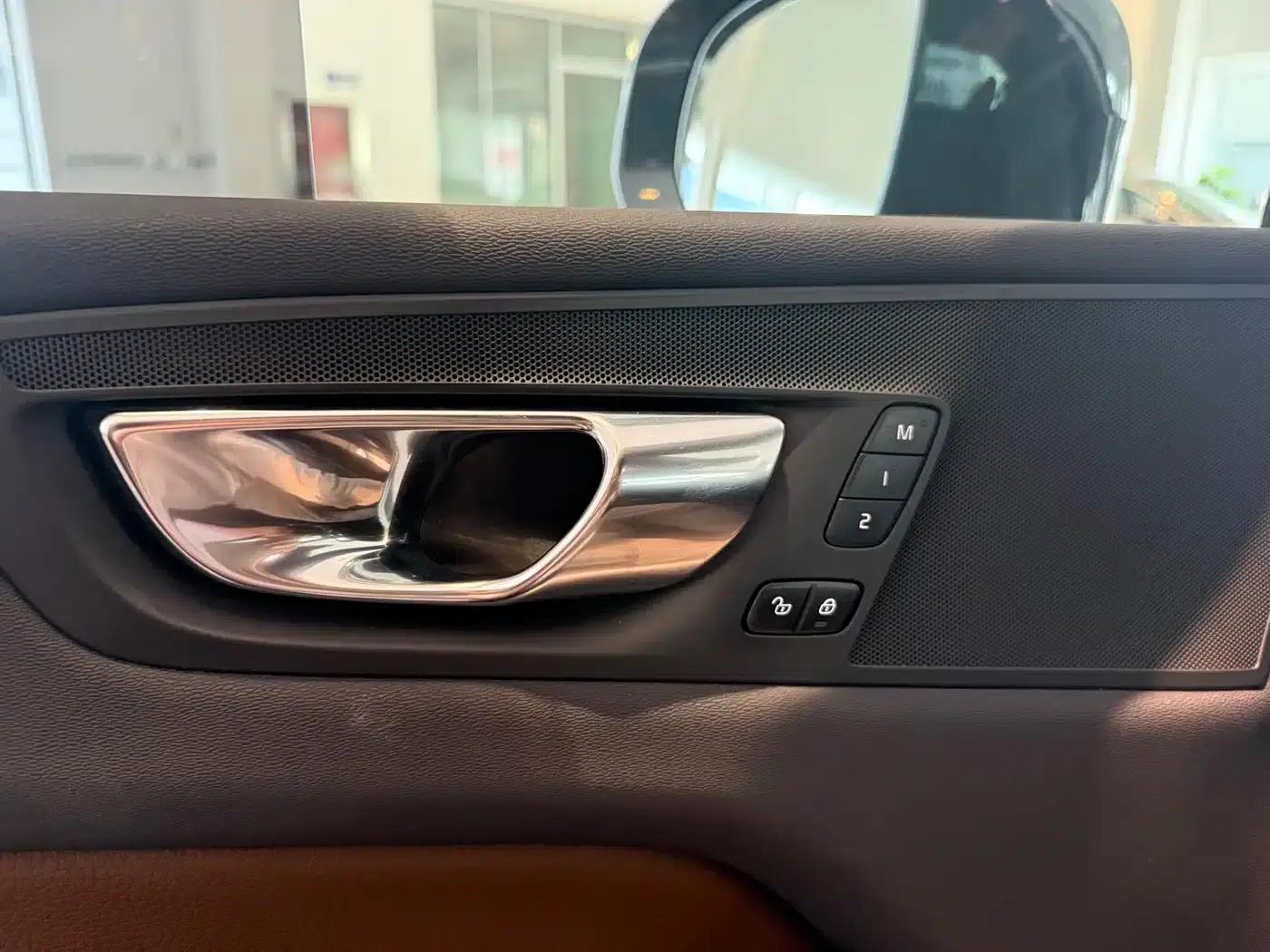 2022 Volvo XC60 B5 AWD Inscription Luxury Edition — миниатюра 14