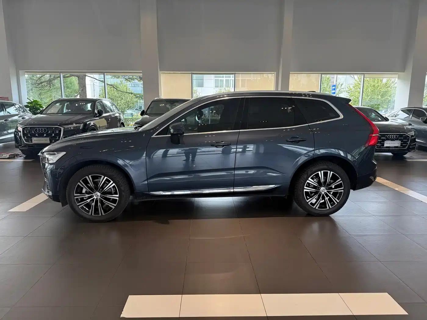 2022 Volvo XC60 B5 AWD Inscription Luxury Edition — миниатюра 3