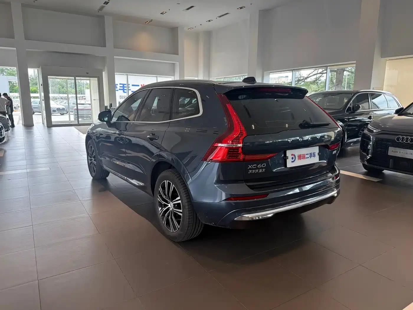 2022 Volvo XC60 B5 AWD Inscription Luxury Edition — миниатюра 4