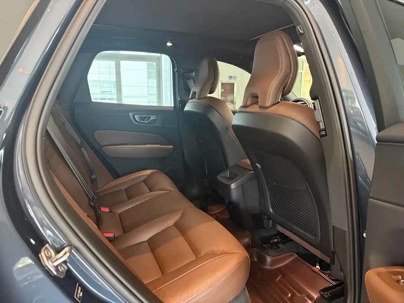 2022 Volvo XC60 B5 AWD Inscription Luxury Edition — миниатюра 7