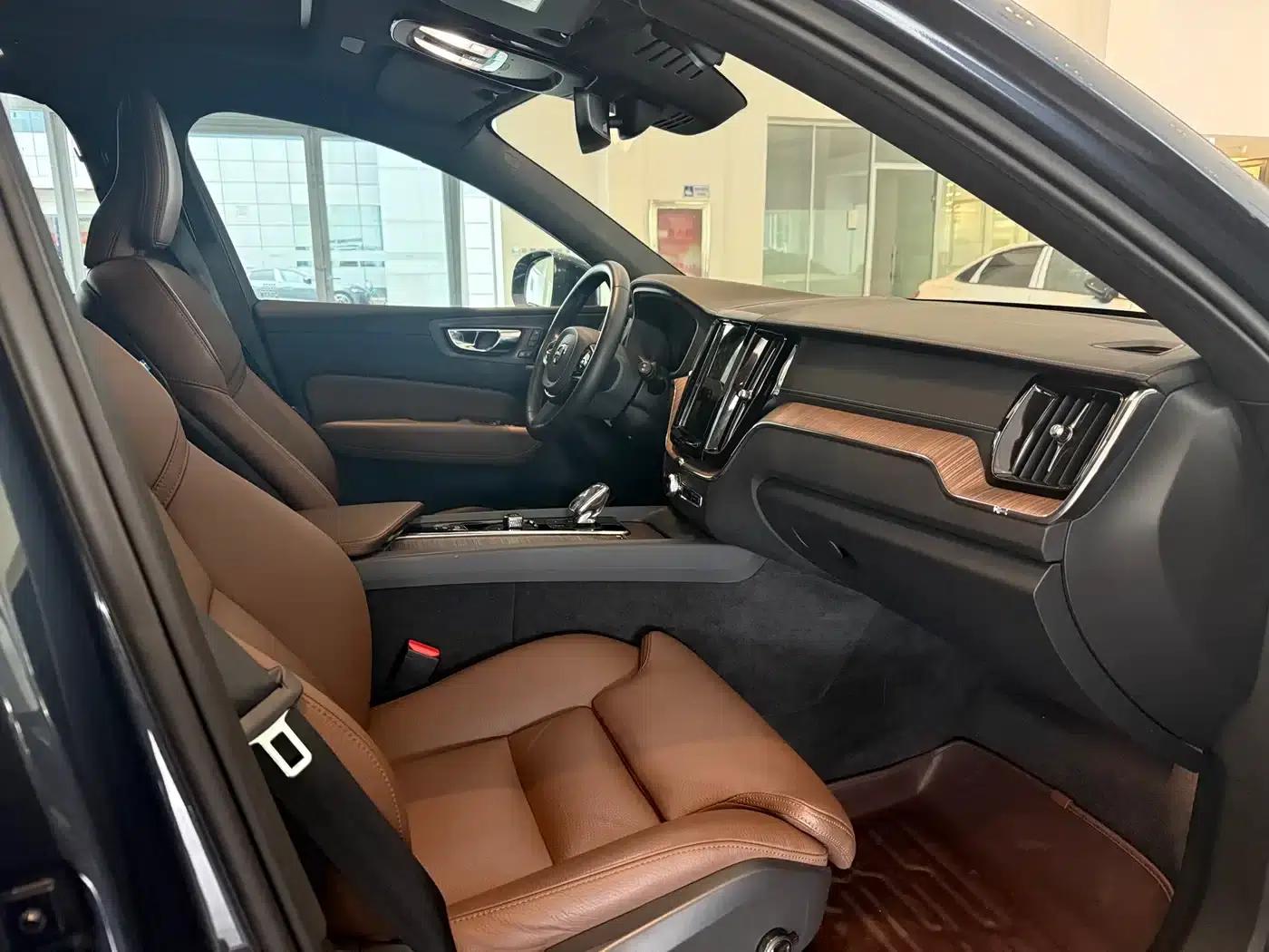 2022 Volvo XC60 B5 AWD Inscription Luxury Edition — миниатюра 8
