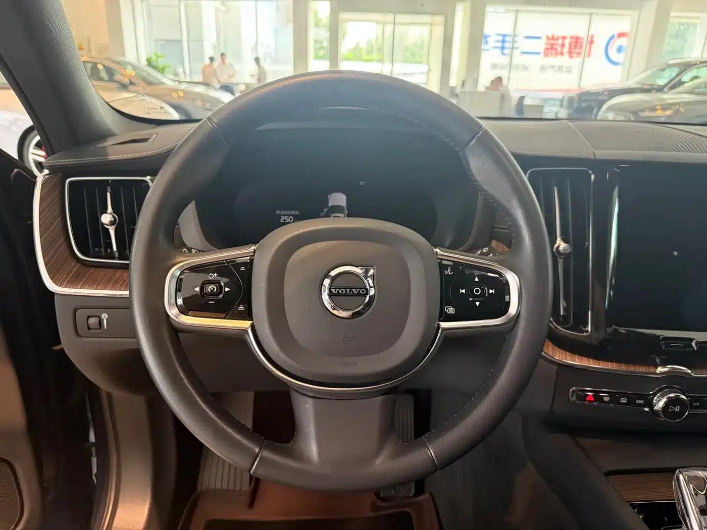 2022 Volvo XC60 B5 AWD Inscription Luxury Edition — миниатюра 10