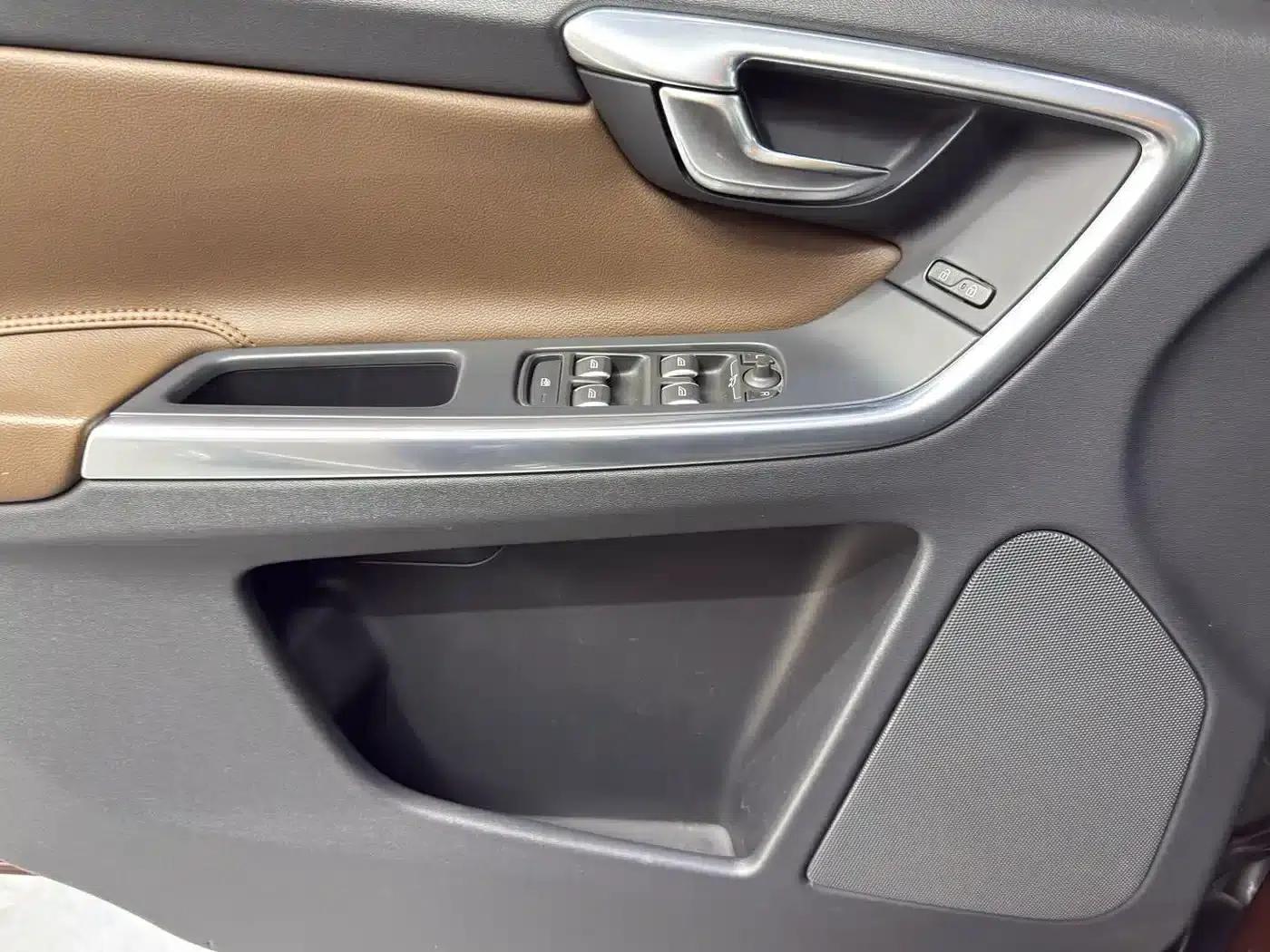 2016 Volvo XC60 T5 AWD Smart Edition — миниатюра 17