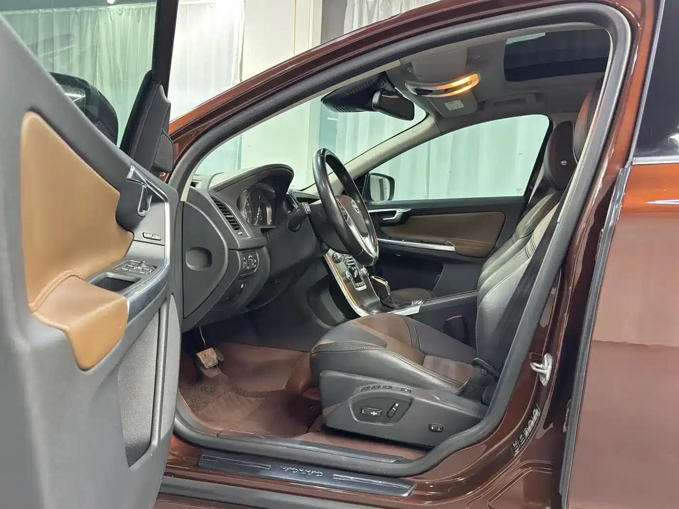 2016 Volvo XC60 T5 AWD Smart Edition — миниатюра 8