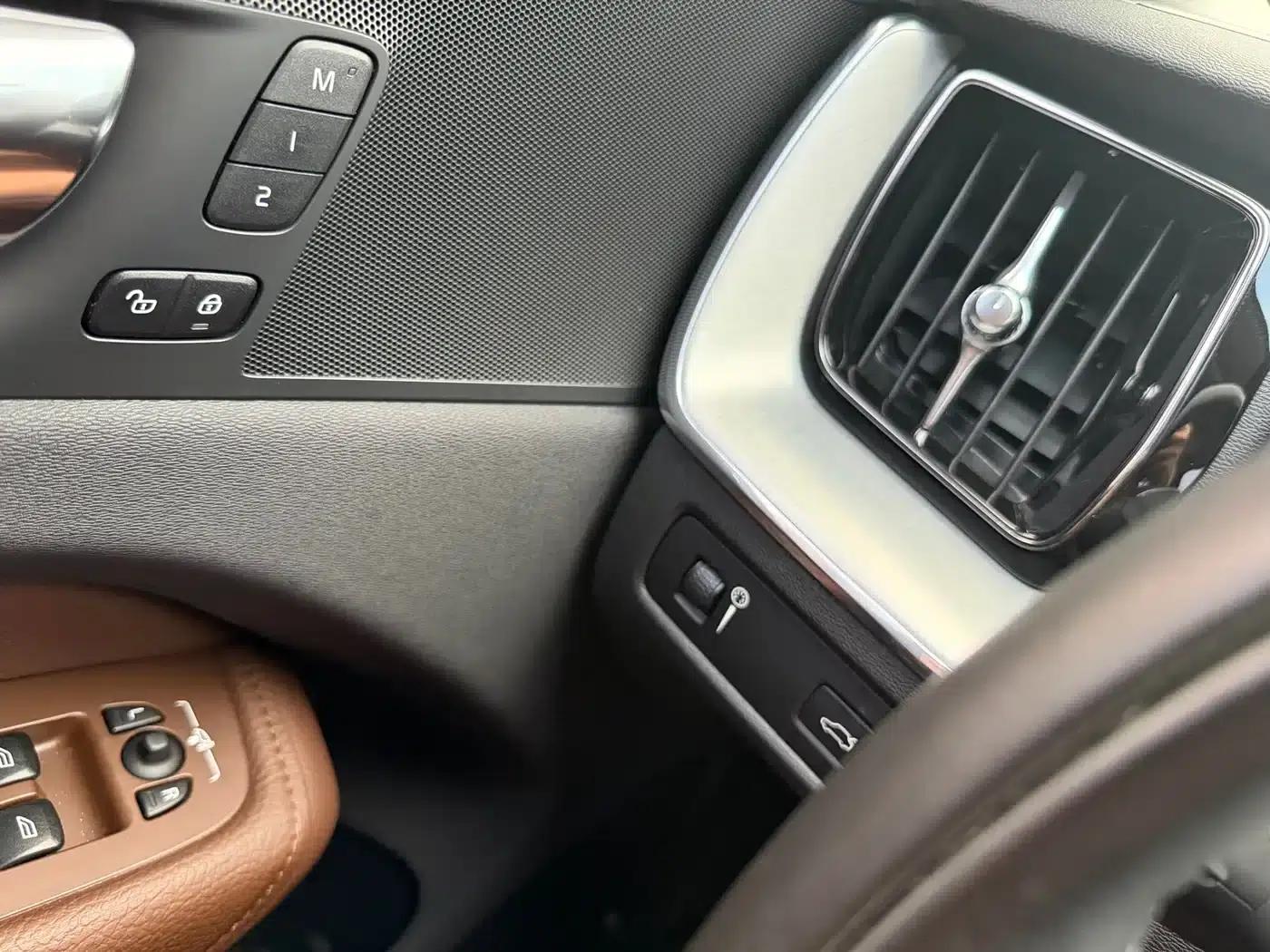 2020 Volvo XC60 T5 AWD Inscription Luxury Edition — миниатюра 19