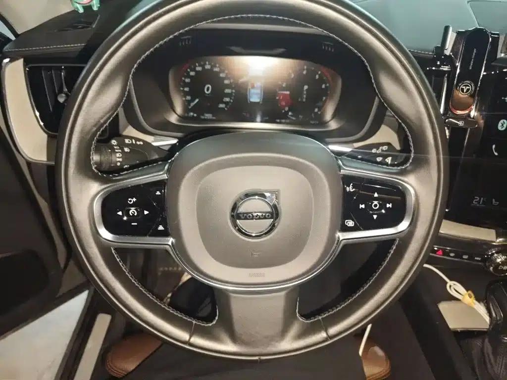 2020 Volvo XC60 T5 AWD Inscription Luxury Edition — миниатюра 3