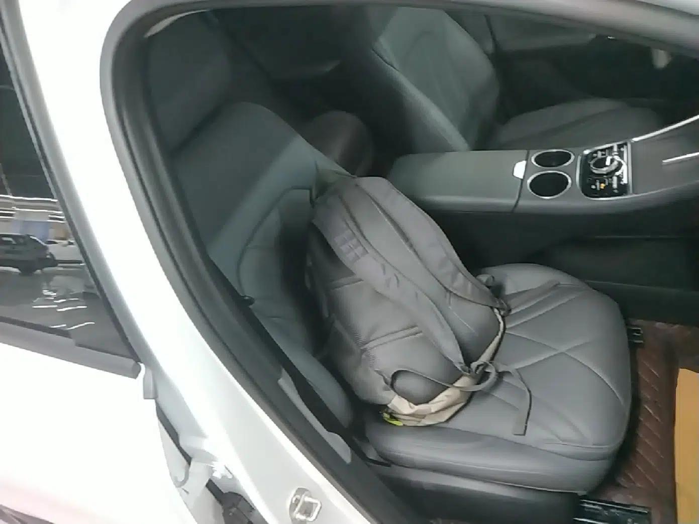 Geely Galaxy L6 2025 EM-i 140km Explorer+ Edition — миниатюра 19