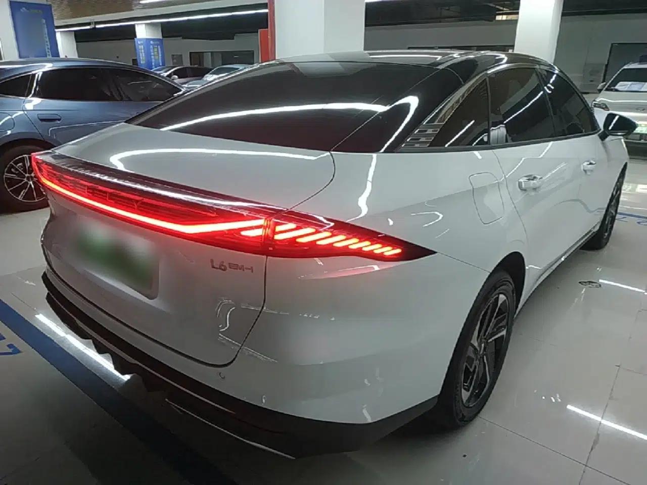 Geely Galaxy L6 2025 EM-i 140km Explorer+ Edition — миниатюра 6