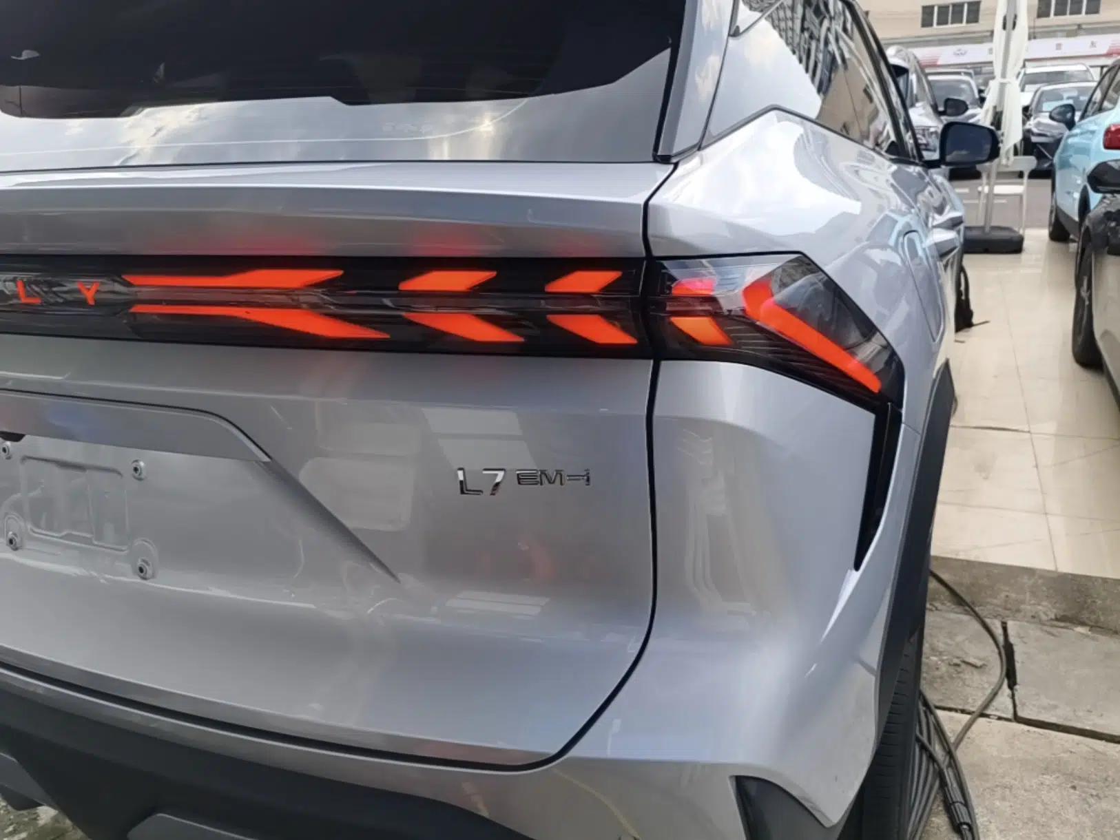 Geely Galaxy L7 2025 EM-i 115km Exploration+ Edition — миниатюра 9