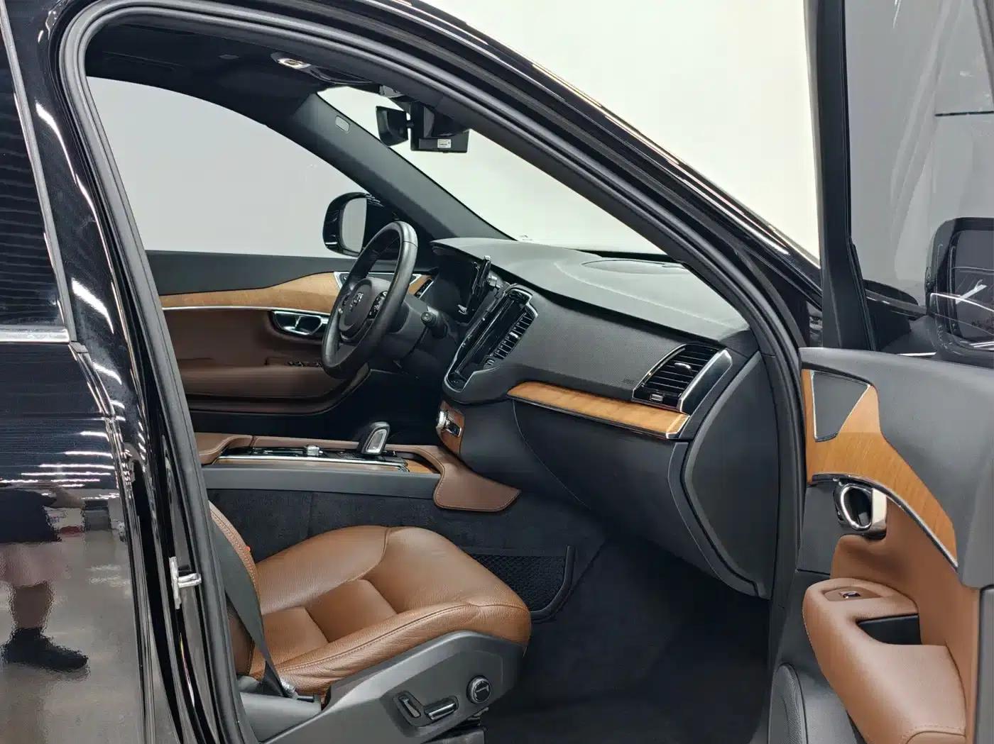 2021 Volvo XC90 B6 Inscription Luxury Edition 7-seater — миниатюра 5