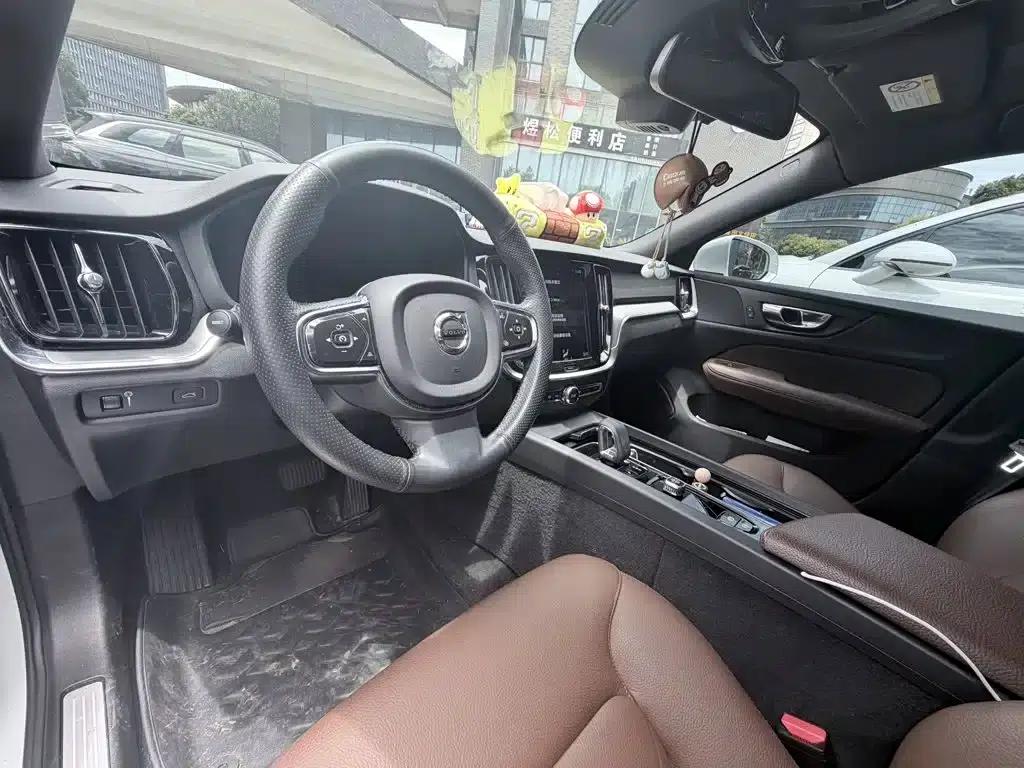 2022 Volvo S60 B4 Smart Luxury Edition — миниатюра 3