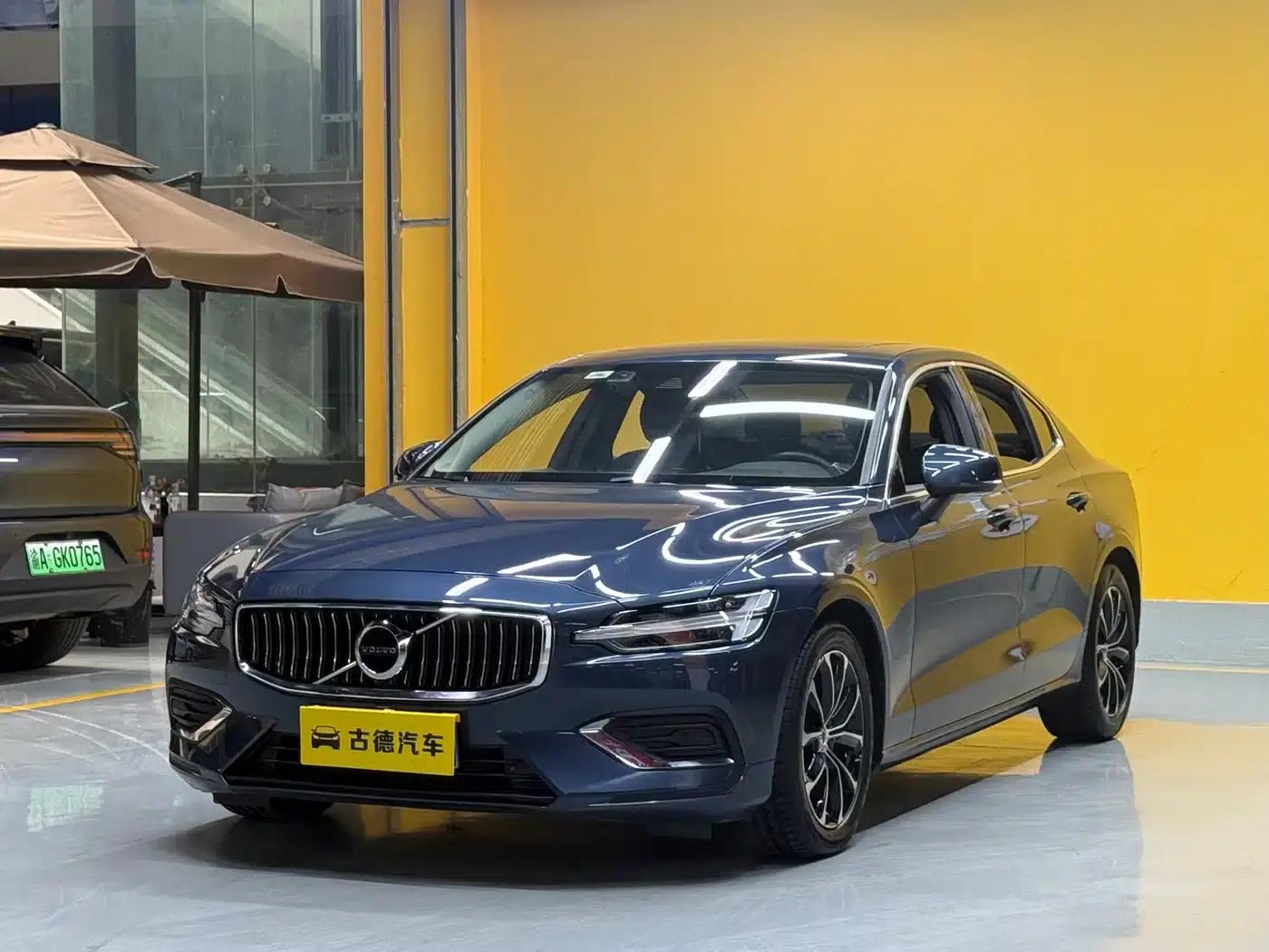 2022 Volvo S60 B4 Smart Luxury Edition — миниатюра 1