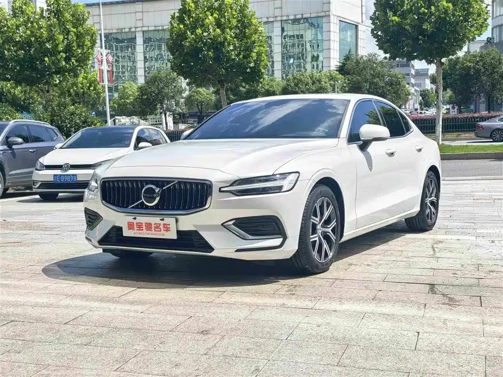 2026 Volvo S60 B4 Smart Luxury Edition — миниатюра 1