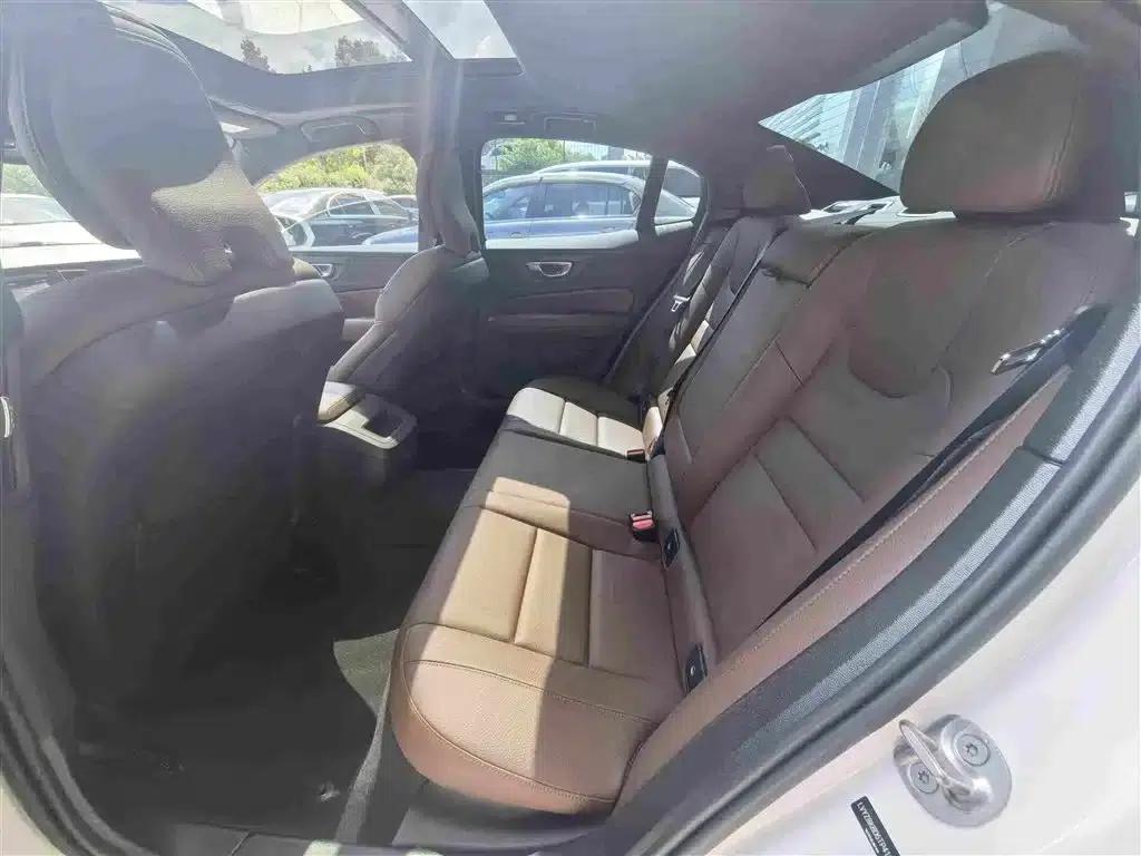 2026 Volvo S60 B4 Smart Luxury Edition — миниатюра 6