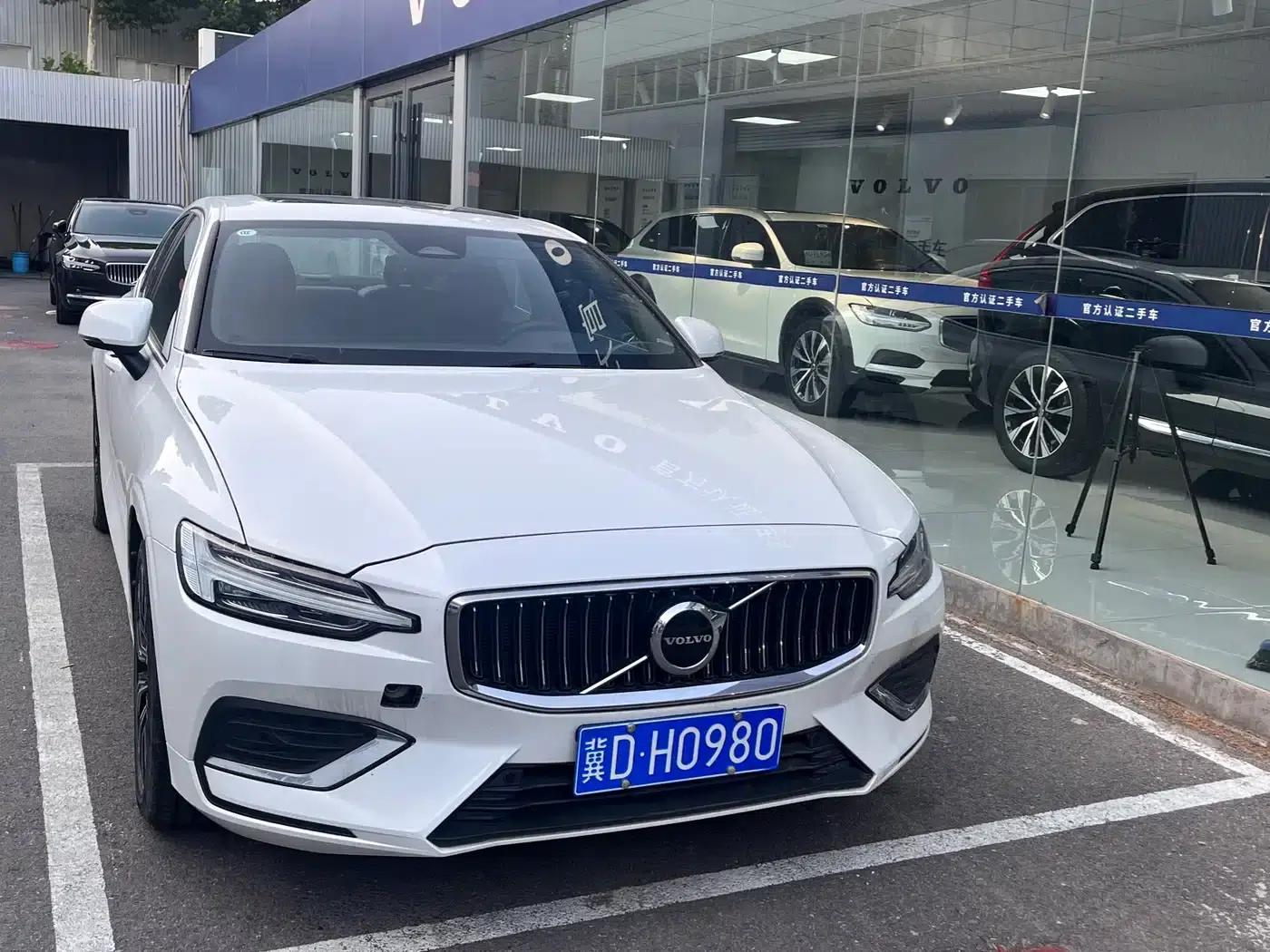 2024 Volvo S60 B4 Smart Luxury Edition — миниатюра 1