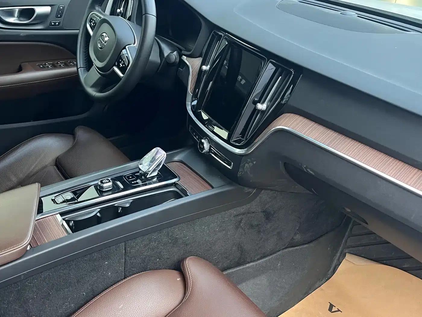 2024 Volvo S60 B4 Smart Luxury Edition — миниатюра 3