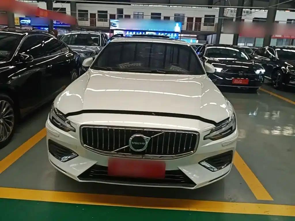 2025 Volvo S60 B4 Smart Luxury Edition — миниатюра 3