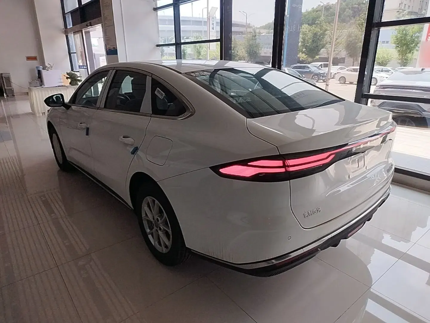 Geely Galaxy Stellar 6 2026 Model 125km Long-range Edition — миниатюра 4