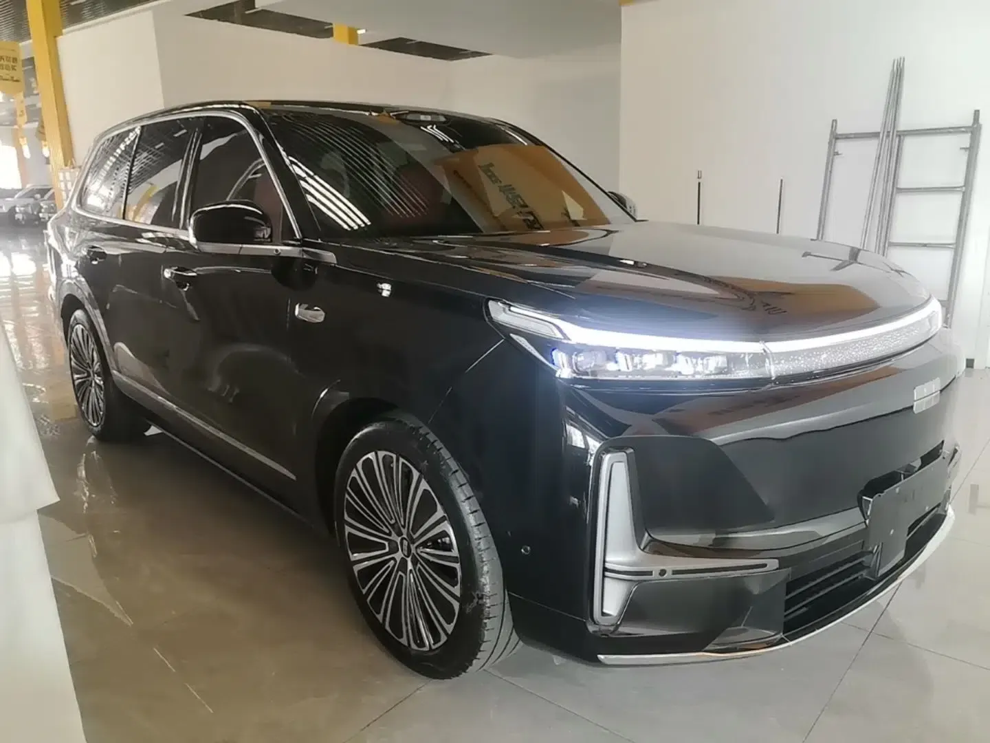 Geely Galaxy M9 2025 Model 210km Four-Wheel-Drive Leading Edition — миниатюра 3