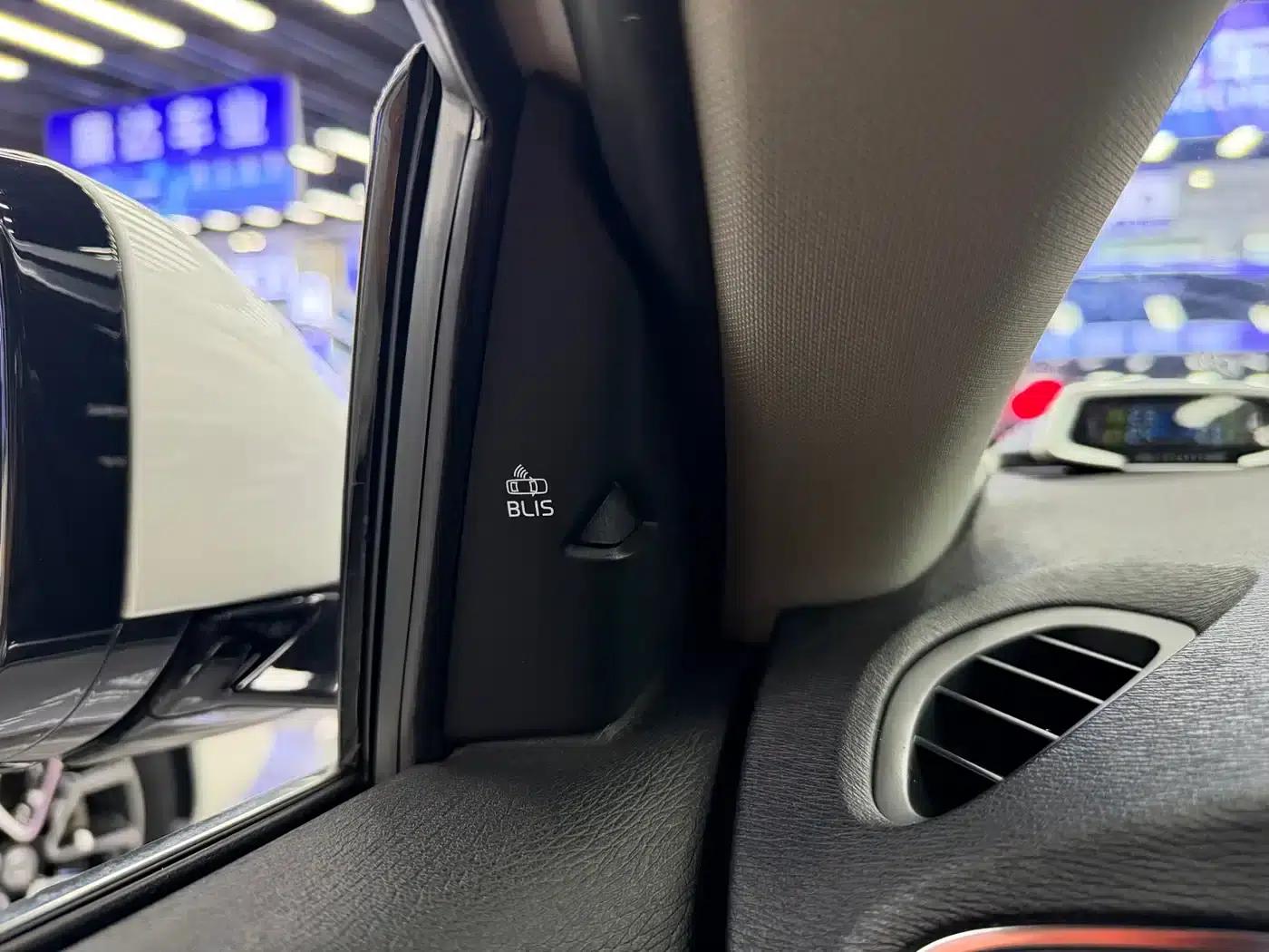 2015 Volvo V40 1.6T Smart Edition — миниатюра 12
