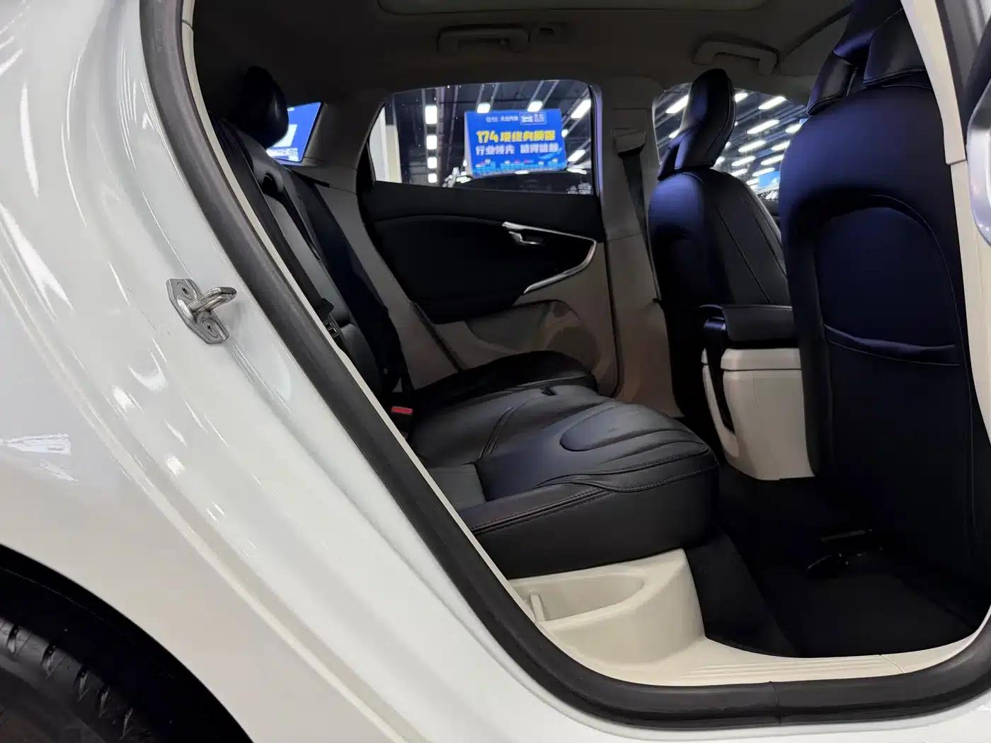 2015 Volvo V40 1.6T Smart Edition — миниатюра 17