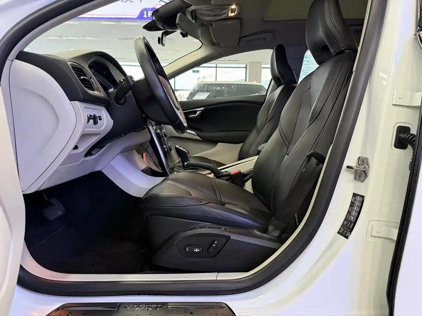 2015 Volvo V40 1.6T Smart Edition — миниатюра 4
