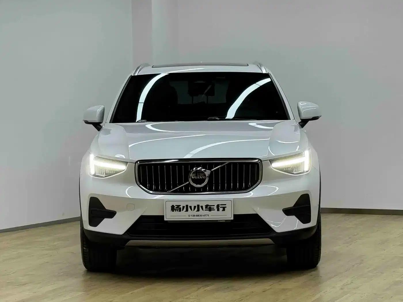 2024 Volvo XC40 B3 Inscription Luxury Edition — миниатюра 2