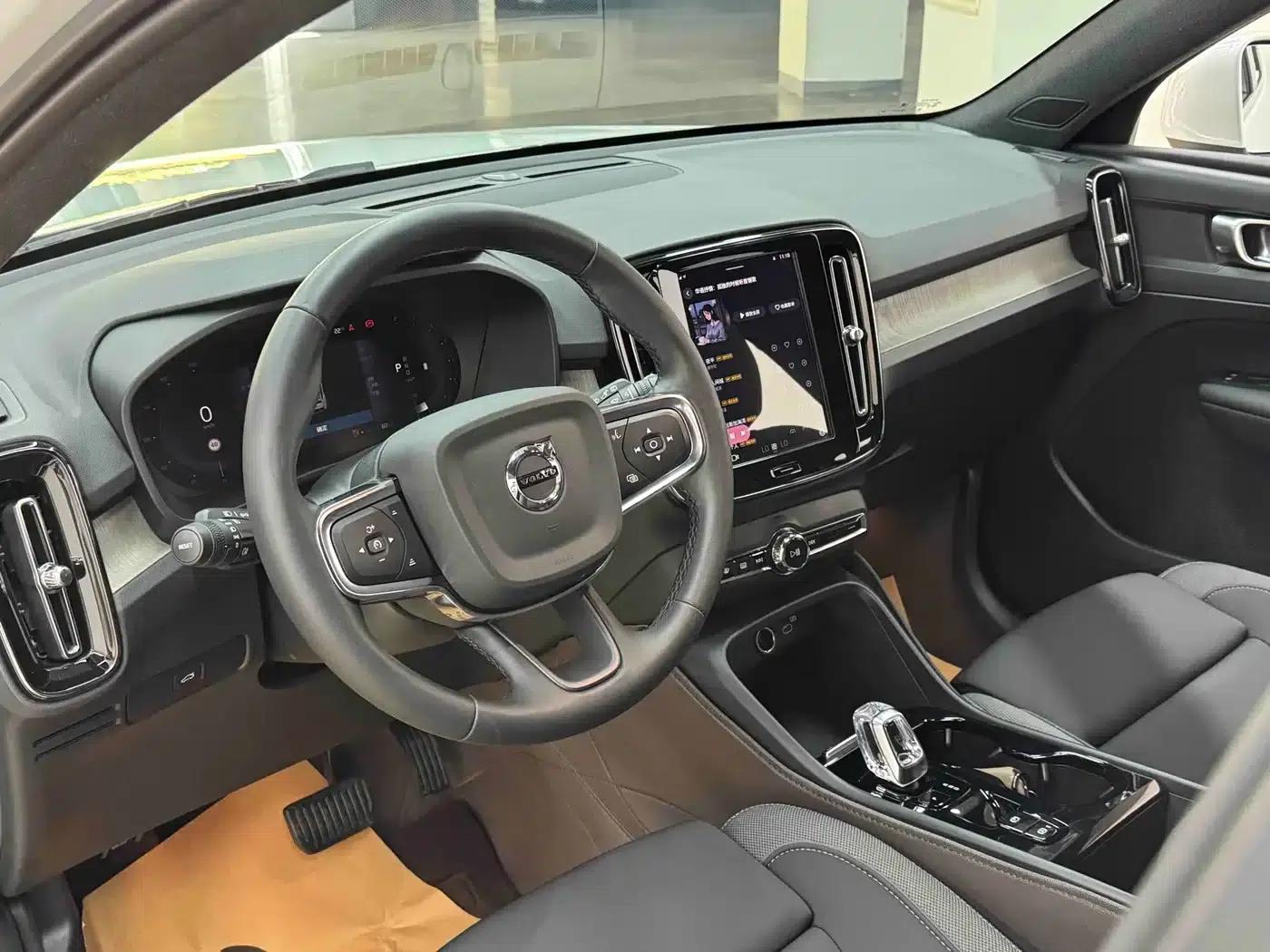 2024 Volvo XC40 B3 Inscription Luxury Edition — миниатюра 12