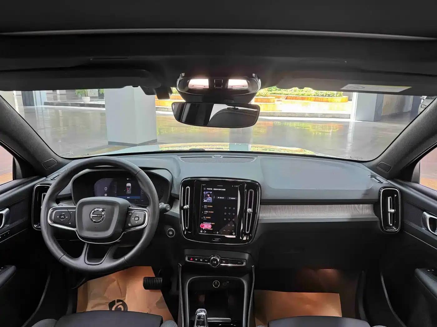 2024 Volvo XC40 B3 Inscription Luxury Edition — миниатюра 17