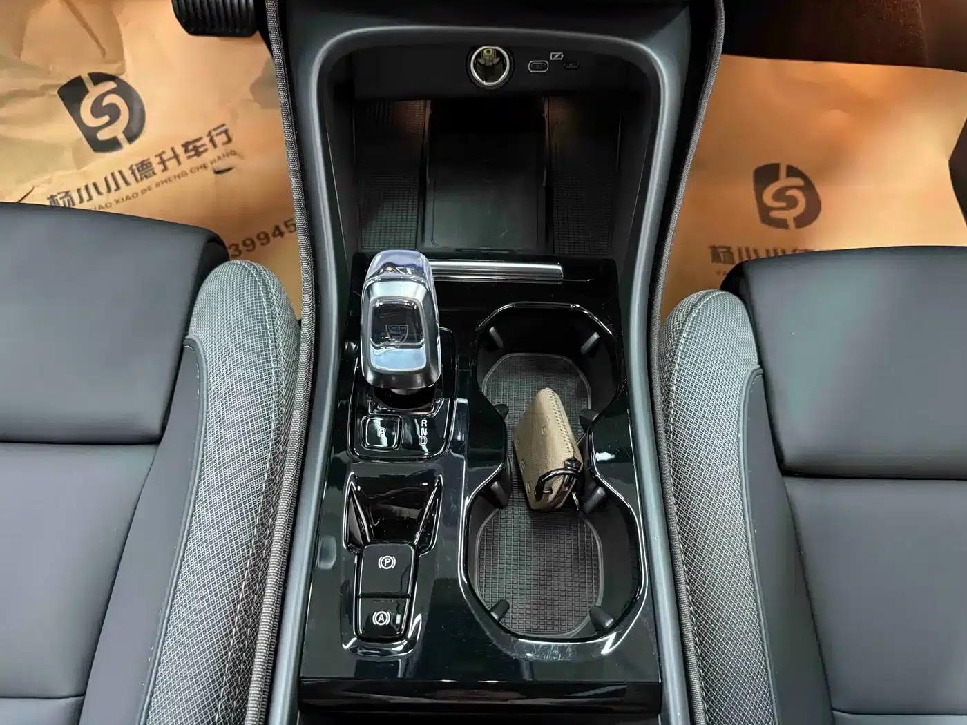 2024 Volvo XC40 B3 Inscription Luxury Edition — миниатюра 19