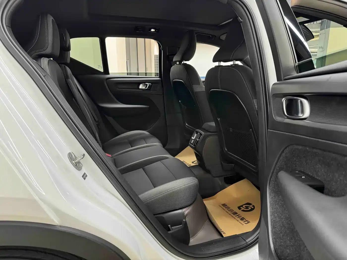 2024 Volvo XC40 B3 Inscription Luxury Edition — миниатюра 21