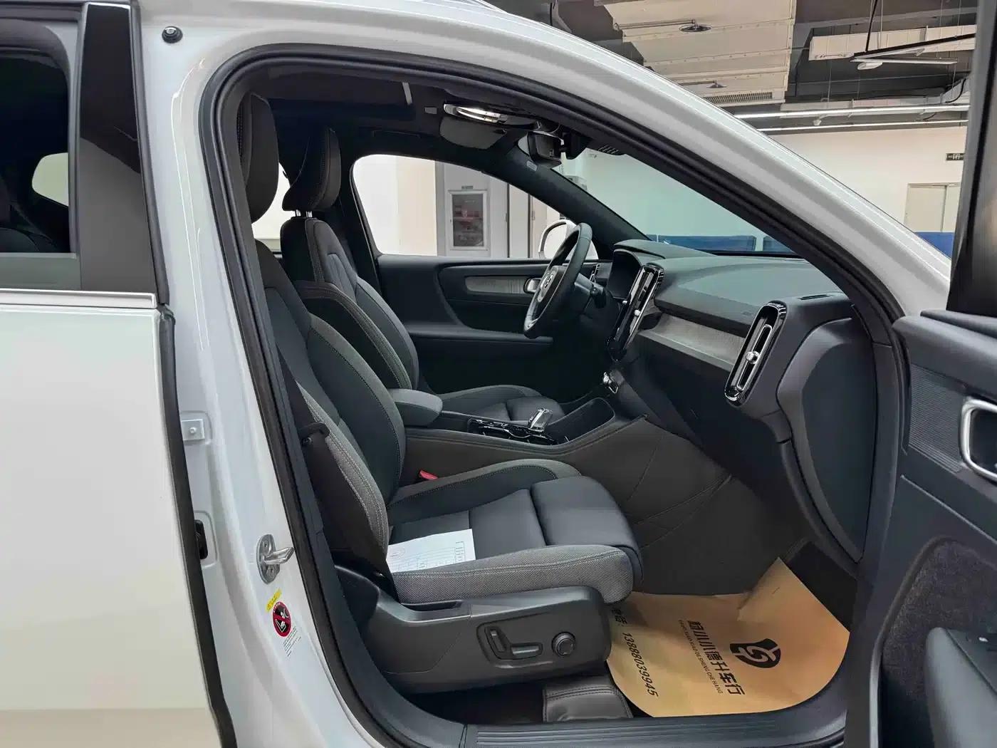 2024 Volvo XC40 B3 Inscription Luxury Edition — миниатюра 22