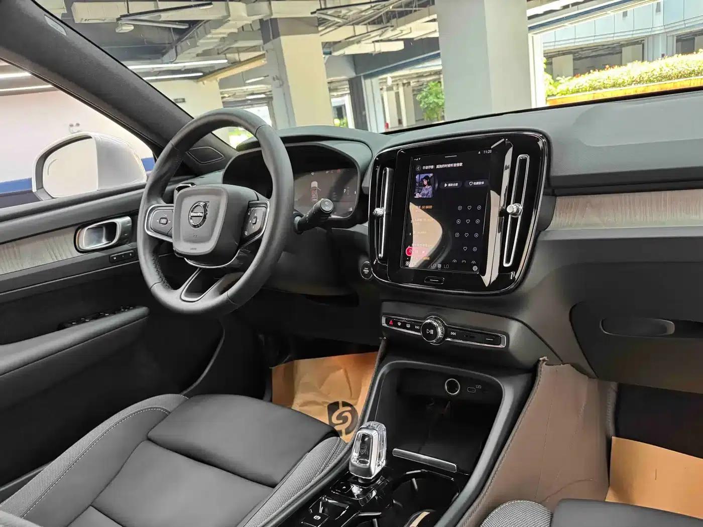 2024 Volvo XC40 B3 Inscription Luxury Edition — миниатюра 23