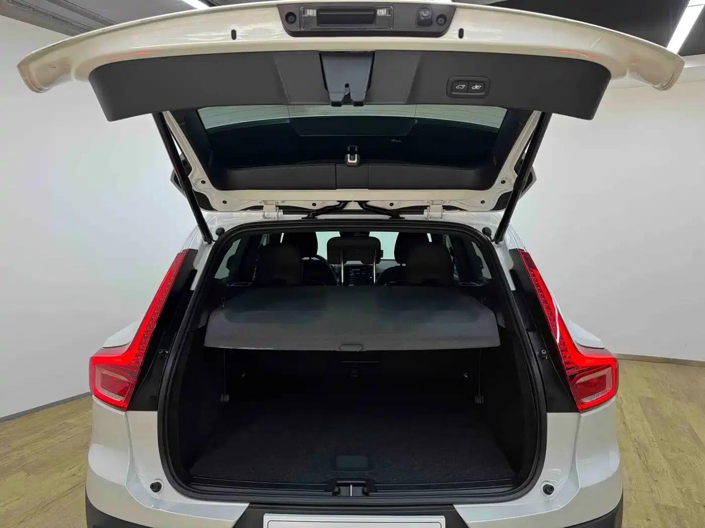 2024 Volvo XC40 B3 Inscription Luxury Edition — миниатюра 29