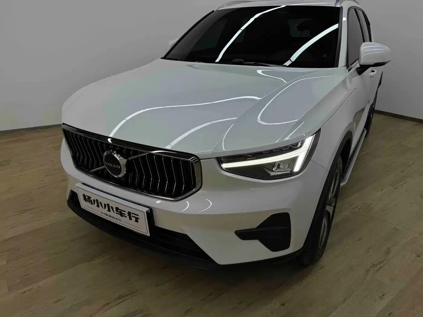 2024 Volvo XC40 B3 Inscription Luxury Edition — миниатюра 4