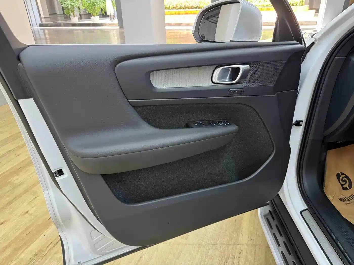2024 Volvo XC40 B3 Inscription Luxury Edition — миниатюра 8
