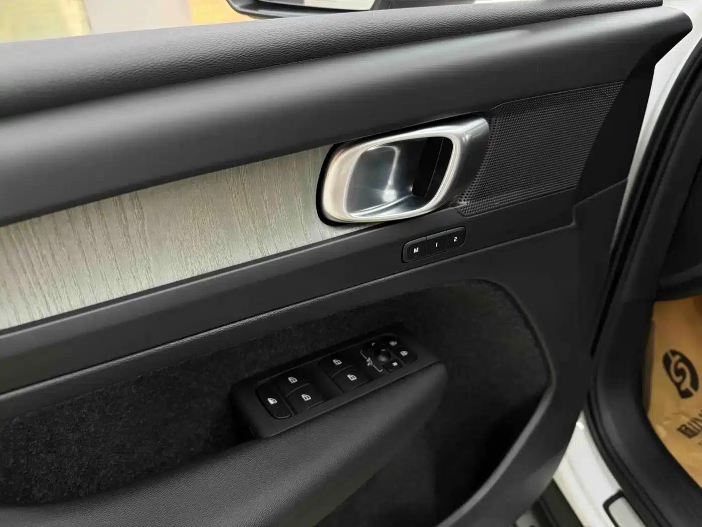 2024 Volvo XC40 B3 Inscription Luxury Edition — миниатюра 9