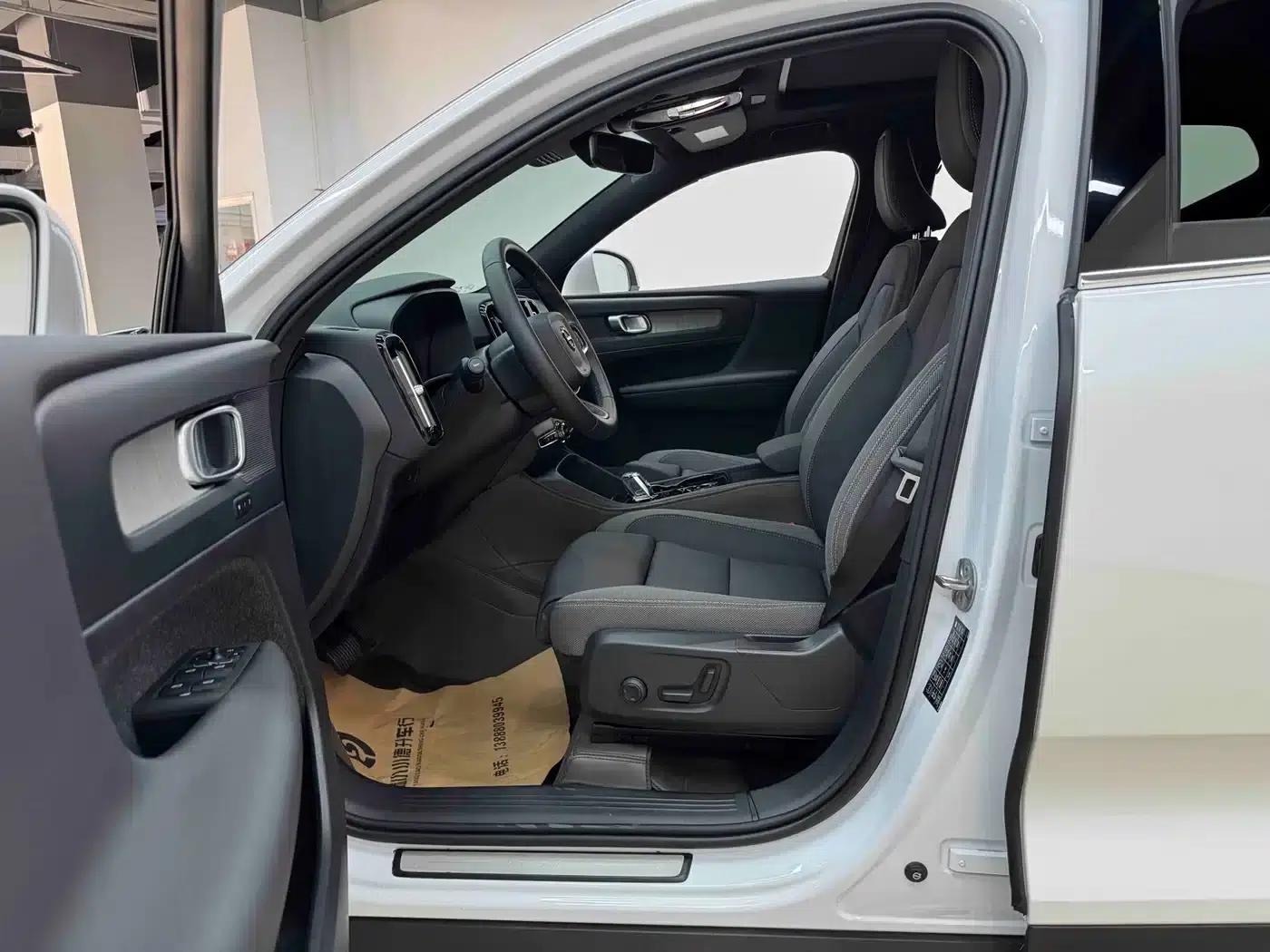 2024 Volvo XC40 B3 Inscription Luxury Edition — миниатюра 10