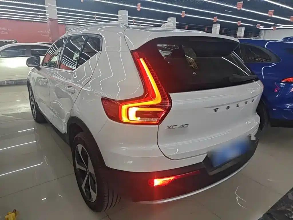 2024 Volvo XC40 B4 AWD Inscription Luxury Edition — миниатюра 5